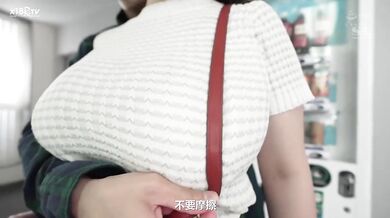 【中文字幕】服を着てても隠せないKカップ爆乳 异次元パイズリ挟射4シチュエーション 神楽ももか